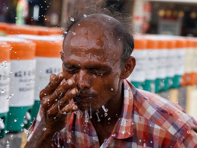 Chùm ảnh: Nắng nóng tới 53 độ C tại quốc gia châu Á gây khủng hoảng, ít nhất 36 người tử vong - Ảnh 11.