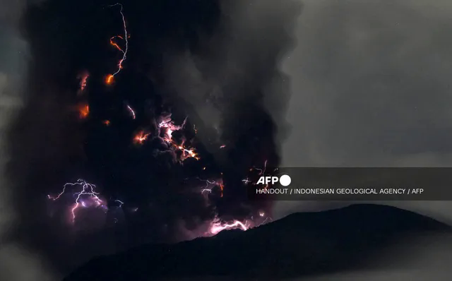 Indonesia: Núi lửa Ibu phun trào, cảnh báo xảy ra lũ quét và dung nham lạnh - Ảnh 1.