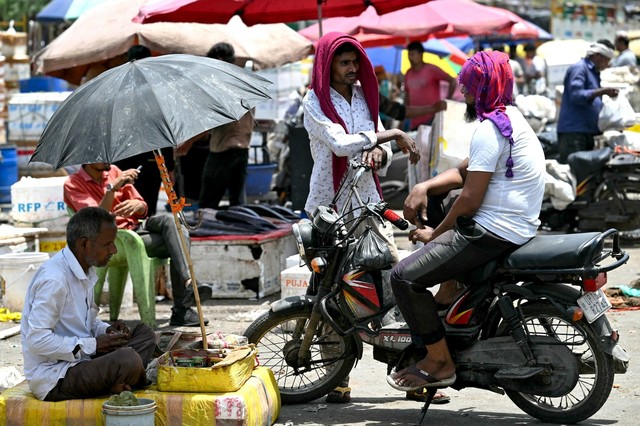 Chùm ảnh: Nắng nóng tới 53 độ C tại quốc gia châu Á gây khủng hoảng, ít nhất 36 người tử vong - Ảnh 8.