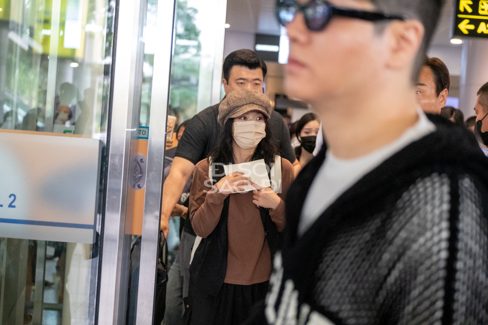 HOT: Em gái quốc dân Kim Yoo Jung sáng bừng giữa sân bay Nội Bài, lộ mỗi đôi mắt cũng đủ gây thương nhớ - Ảnh 3.