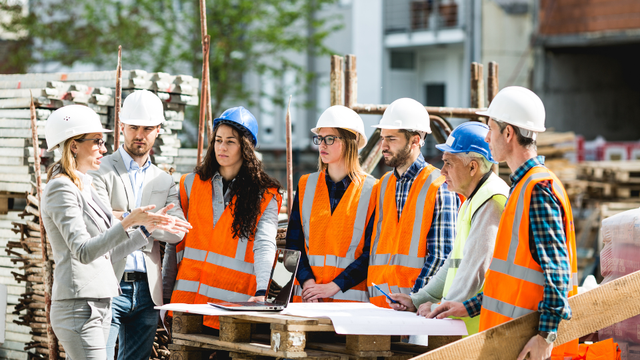 Người trẻ quay sang làm công nhân, thợ hàn, TikToker part-time… vì bằng đại học mất giá, thu nhập văn phòng không bằng dân lao động - Ảnh 1.