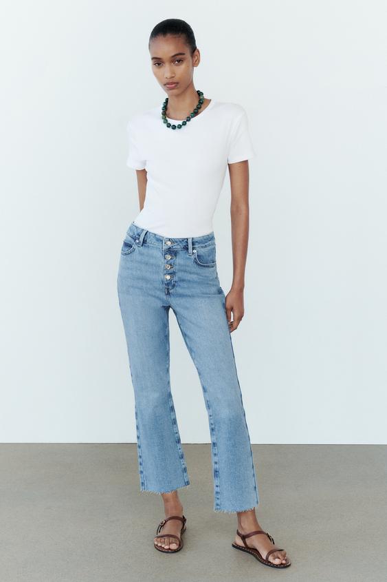 10 Sätze minimalistischer Jeans, auf die sich Frauen über 40 beziehen sollten - Foto 17.