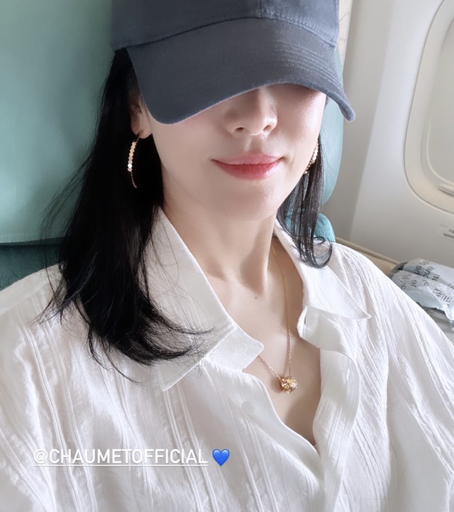 Hiếm lắm mới thấy Song Hye Kyo không đeo kính hay khẩu trang ra sân bay khoe visual tươi rói - Ảnh 3.