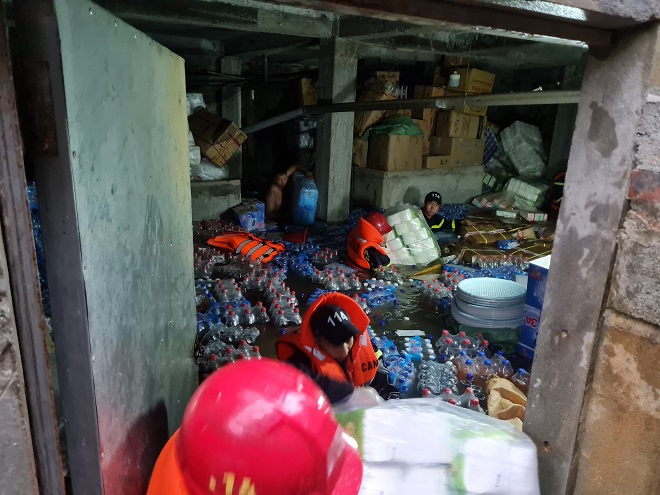 Những hình ảnh xót xa ở Hà Giang lúc này: Lũ trên sông Lô cao nhất trong gần 40 năm, toàn thành phố chìm trong biển nước - Ảnh 11.