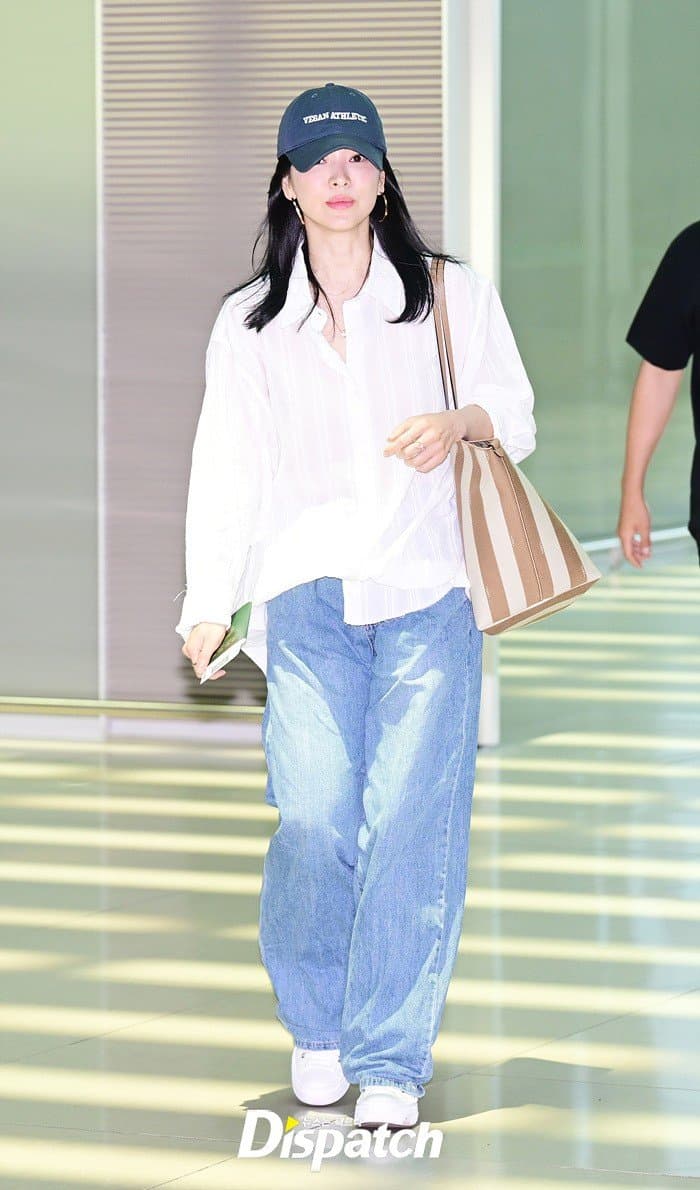 Die 10 besten minimalistischen Outfits von Song Hye Kyo – Foto 1.