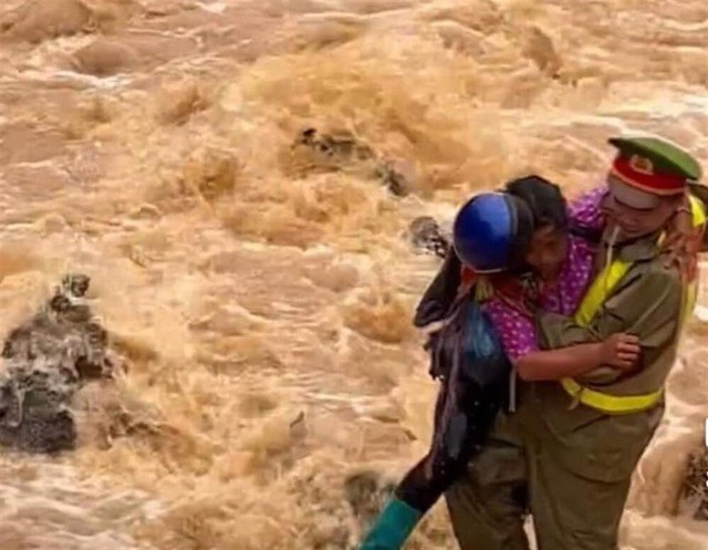 Bộ trưởng Lương Tam Quang biểu dương thượng úy công an dũng cảm cứu dân trong dòng nước lũ - Ảnh 1.