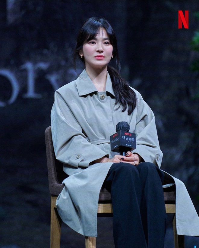Die 10 besten minimalistischen Outfits von Song Hye Kyo – Foto 6.
