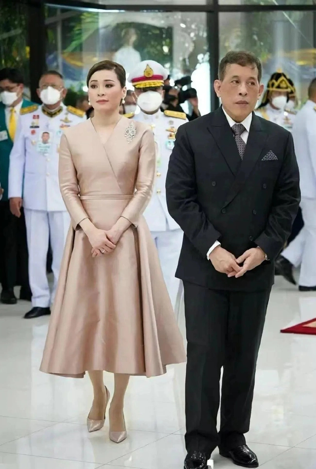 Hoàng hậu Thái Lan hiện tại: Nhan sắc U50 vẫn tỏa sáng và nhận được nhiều lời khen, mỗi lần xuất hiện đều nổi bần bật - Ảnh 6.