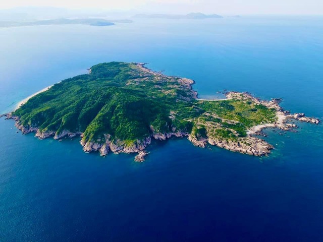 Phát hiện hòn đảo hoang sơ giữa biển Phú Yên mang cái tên lạ mà quen, được ví như đảo hoang Robinson - Ảnh 1.