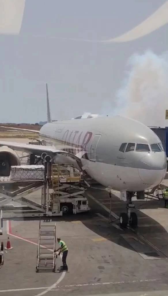 Máy bay chở tuyển thể thao Thái Lan bốc khói, hỏng điều hòa và nhốt hành khách hơn 3 giờ, nhiều người bị sốc nhiệt - Ảnh 2.