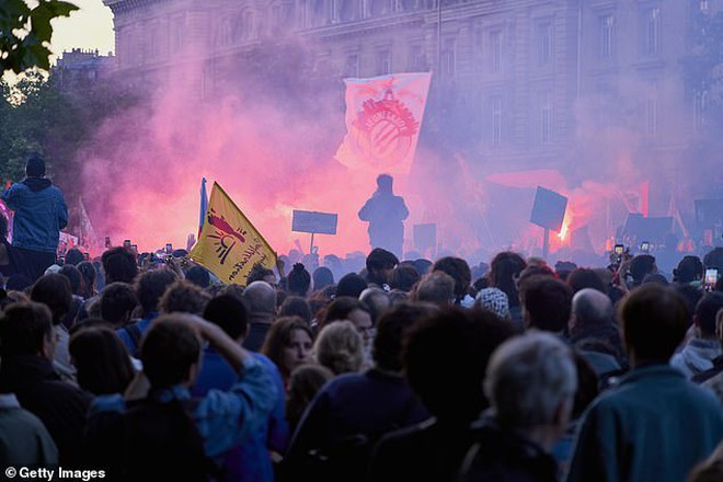 Bạo loạn ở Pháp: Hàng chục nghìn người đập phá, xô xát cảnh sát - Ông Macron nói về khả năng từ chức - Ảnh 3.