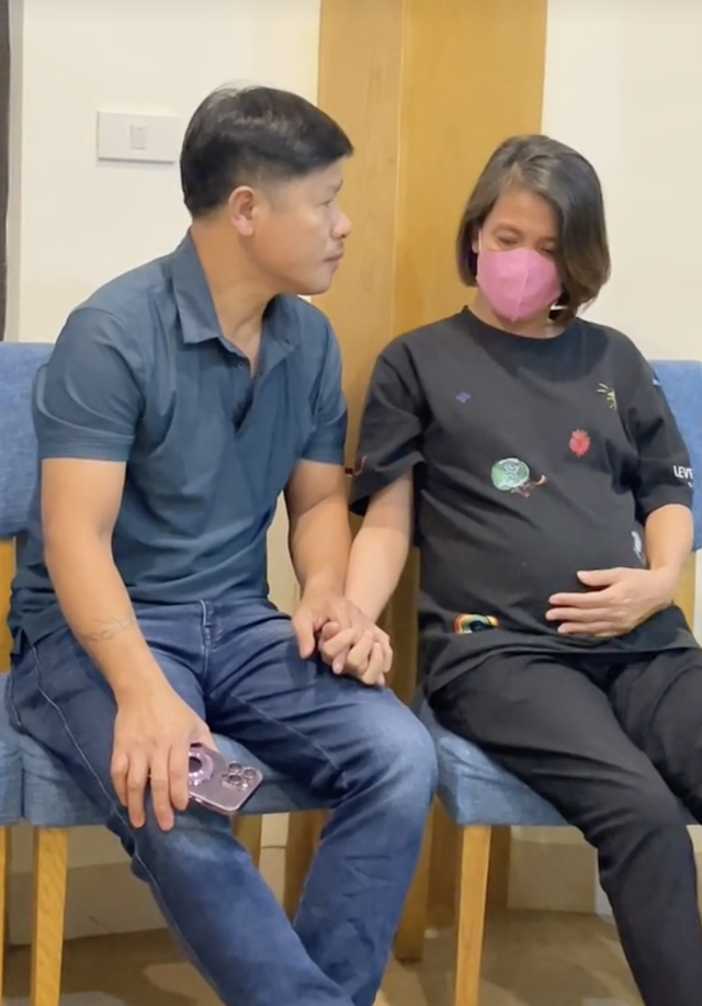 Chuyện cặp đôi U50 Hà Nội có con bằng IVF: Bố bỉm không ngần ngại đáp trả lời dè bỉu - Ảnh 1.