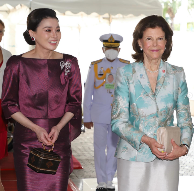 Hoàng hậu Thái Lan hiện tại: Nhan sắc U50 vẫn tỏa sáng và nhận được nhiều lời khen, mỗi lần xuất hiện đều nổi bần bật - Ảnh 3.