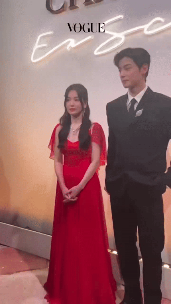 Cha Eun Woo warf Song Hye Kyo einen heimlichen Blick zu, was bei der Dinnerparty in Chaumet für einen viralen Moment sorgte – Foto 2.