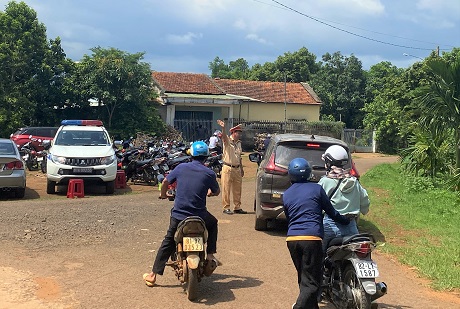 Hàng trăm người tìm đến nơi ông Thích Minh Tuệ ẩn tu: Người nhà gửi đơn đề nghị xử lý các trường hợp lợi dụng hình ảnh, livestream - Ảnh 1.