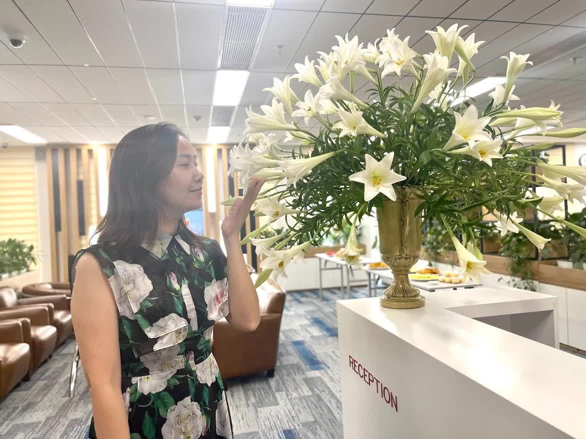 Cô nhân viên hành chính tuần nào cũng cắm bình hoa rực rỡ cho văn phòng, chị em đồng nghiệp thích thú vì có thêm góc chụp ảnh đẹp xinh - Ảnh 5.