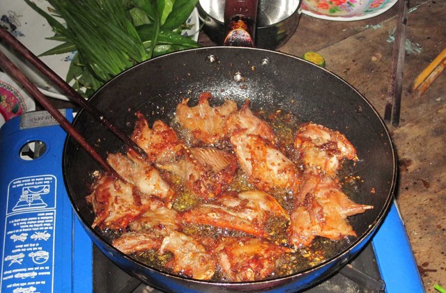 Nơi chuột đồng là đặc sản ở Hà Nội: Thợ săn lùng sục giữa đêm cố đạt KPI bắt 30kg, bỏ túi tiền triệu - Ảnh 8.