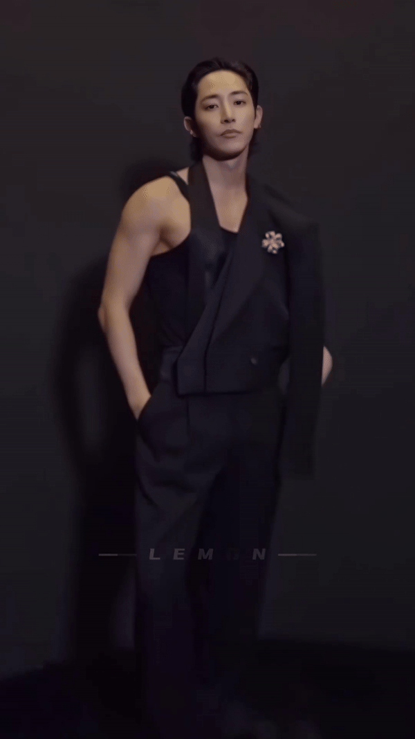 Do Young (NCT) và ma cà rồng Lee Soo Hyuk khoe vai trần cơ bắp tại show Dolce & Gabbana - Ảnh 5.
