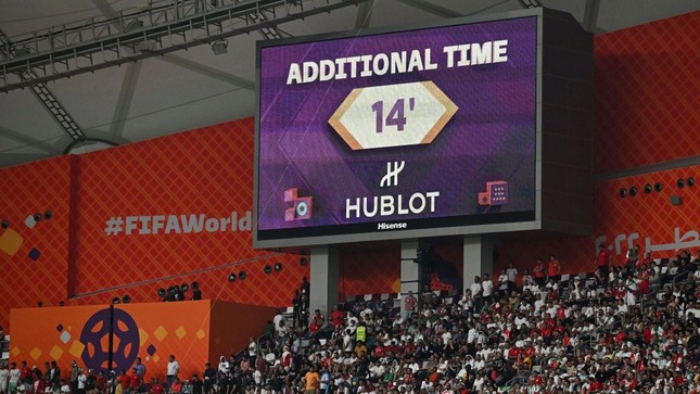 Vì sao EURO 2024 sẽ khác World Cup, không còn những trận kéo dài cả trăm phút vì bù giờ? - Ảnh 1.