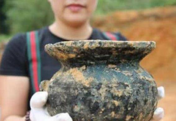 Nghi ngờ gò đất lớn có kho báu, chuyên gia cho nổ mìn, khai quật suốt nhiều ngày đêm: Hơn 100 báu vật 1.700 năm tuổi được tìm thấy - Ảnh 3.