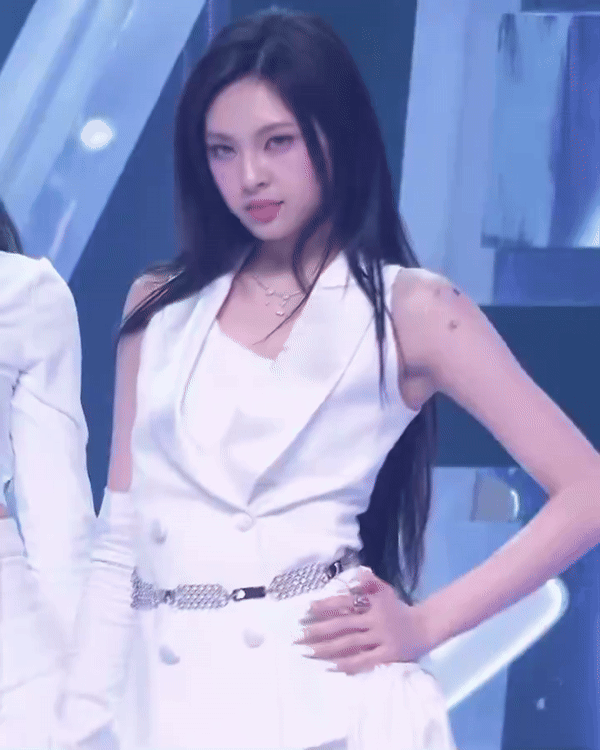 Nữ idol 2k9 khiến netizen đồng lòng cảm thán: Body 15 tuổi đã đỉnh thế này, vài năm nữa còn cháy đến cỡ nào nữa! - Ảnh 5.