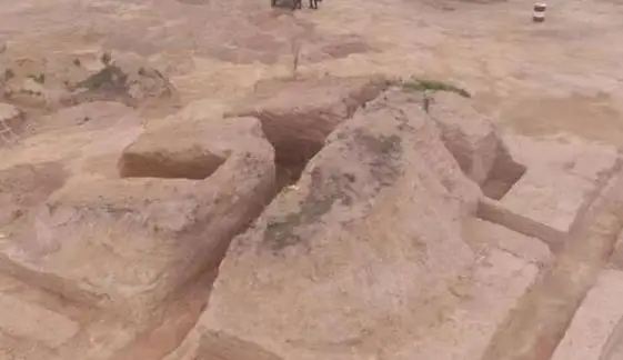 Nghi ngờ gò đất lớn có kho báu, chuyên gia cho nổ mìn, khai quật suốt nhiều ngày đêm: Hơn 100 báu vật 1.700 năm tuổi được tìm thấy - Ảnh 1.