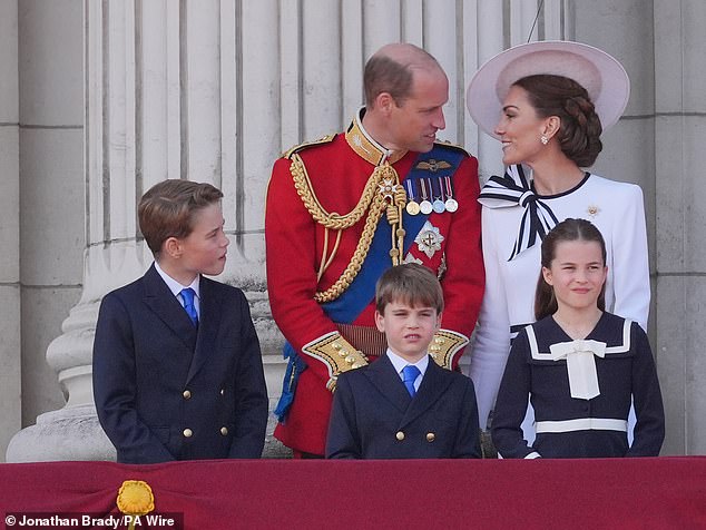 Công chúa Charlotte gây sốt với khoảnh khắc chỉ bảo em trai Louis, khiến nhiều người không khỏi bật cười vì quá dễ thương - Ảnh 2.