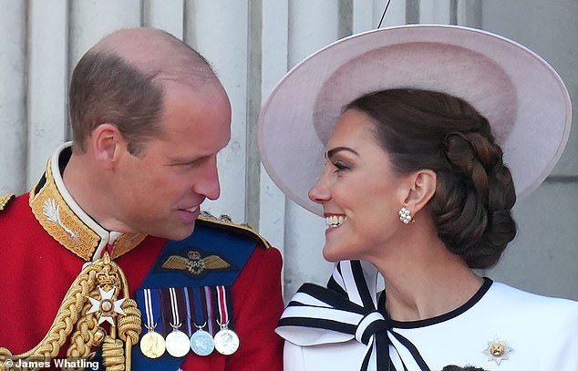Chuyên gia ngôn ngữ cơ thể nói về khoảnh khắc lãng mạn của vợ chồng Vương phi Kate, tiết lộ sự thật về tình cảm của cặp đôi hoàng gia - Ảnh 3.