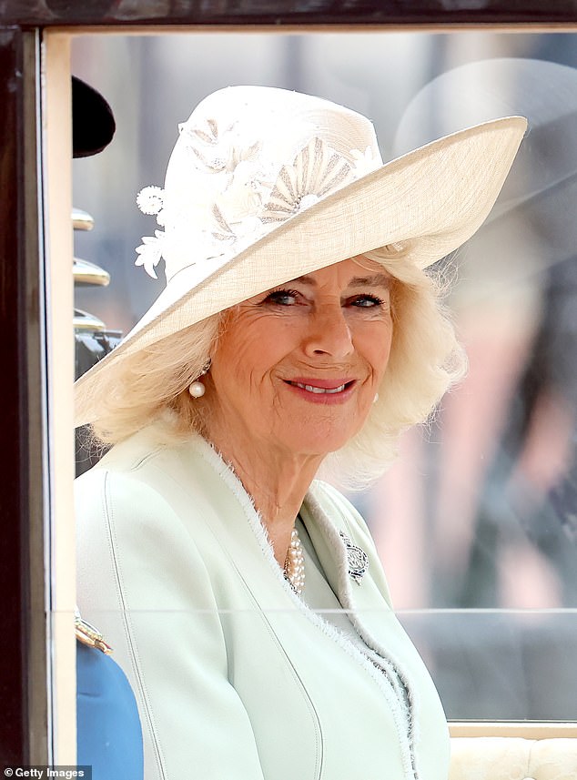 Nur wenige Menschen erkennen die verborgene Botschaft hinter der Outfitwahl von Prinzessin Kate und den drei britischen Royal-Damen – Foto 6.