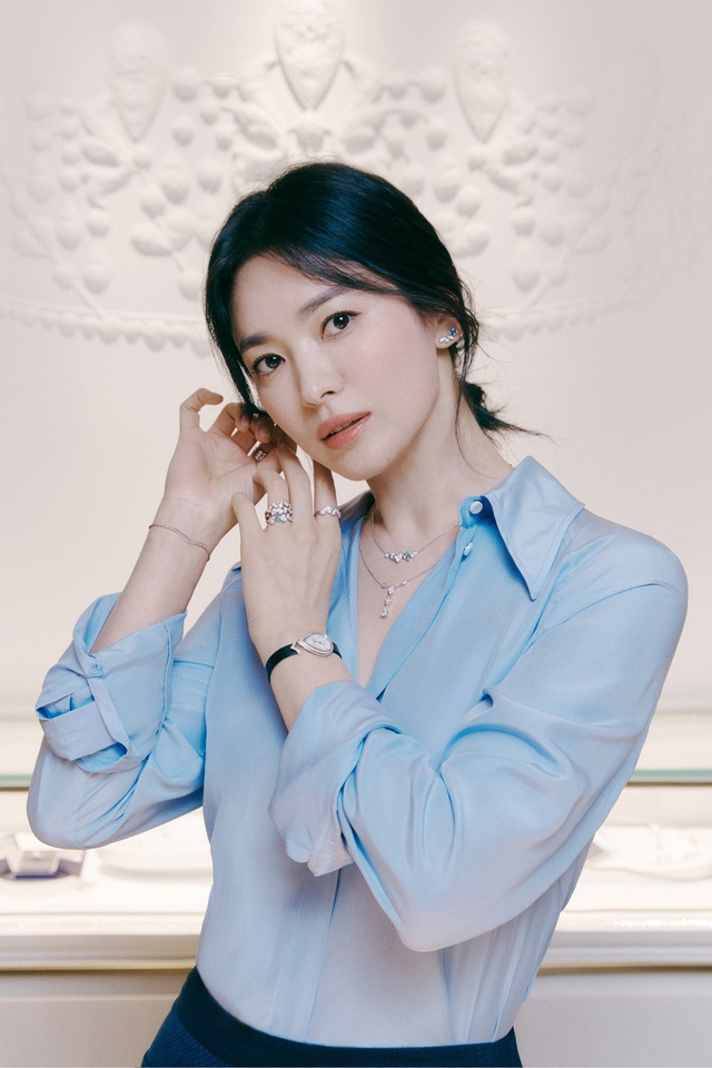 Song Hye Kyo quá đẹp nên chỉ mặc áo sơ mi đơn giản cũng đủ gây thương nhớ! - Ảnh 3.