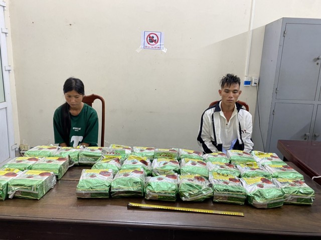 Bắt giữ vợ chồng vận chuyển 30kg ma tuý đá từ Lào về Việt Nam - Ảnh 1.