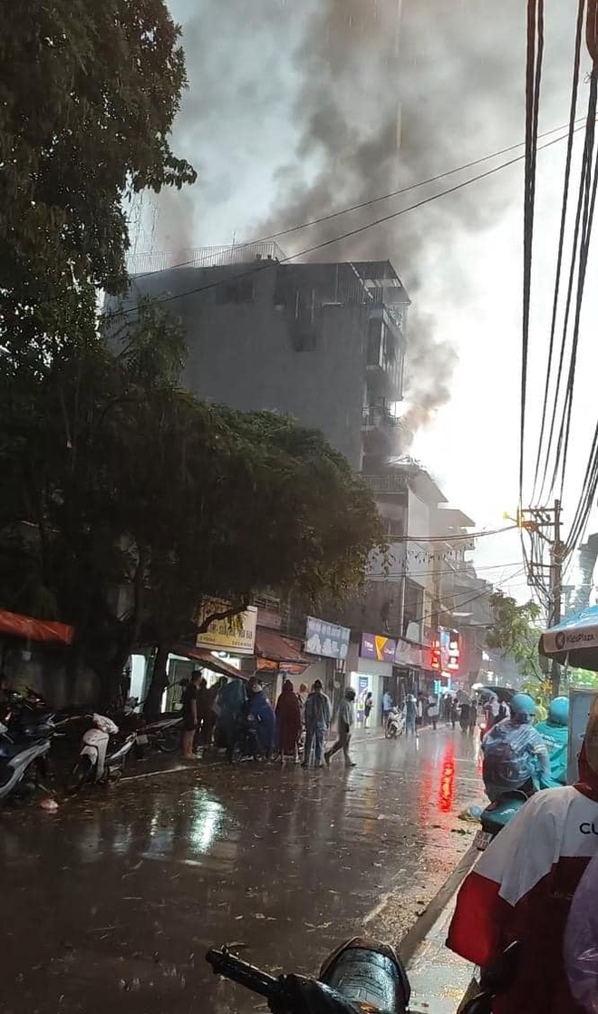 Vụ cháy ở phố Định Công Hạ: Xác định 4 người tử vong, đã đưa các thi thể ra ngoài - Ảnh 1.