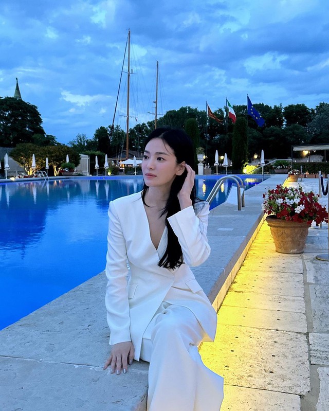 Loạt ảnh đời thường tuổi 43 của Song Hye Kyo khiến nhiều người ngỡ ngàng về nhan sắc mỹ nhân hàng đầu Hàn Quốc - Ảnh 2.
