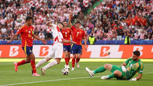 Góc VAR: Tại sao cầu thủ Tây Ban Nha thoát thẻ đỏ mười mươi, và pha ghi bàn của Croatia có bị cướp? - Ảnh 1.