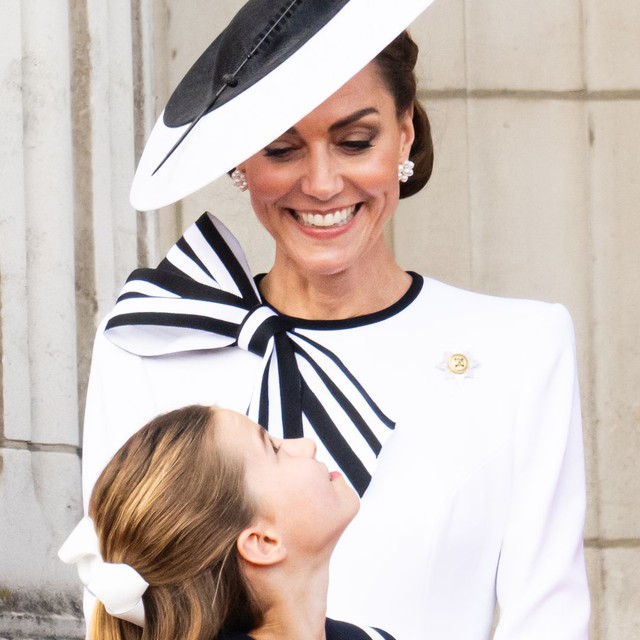 Nur wenige Menschen erkennen die verborgene Botschaft hinter der Outfitwahl von Prinzessin Kate und den drei britischen Royal-Damen – Foto 3.