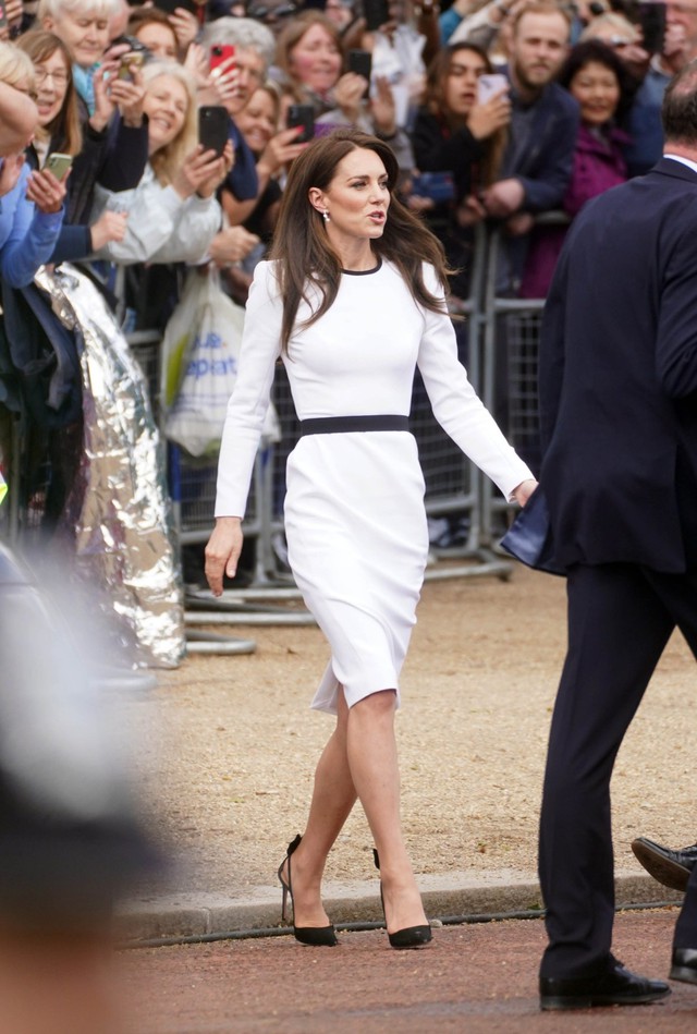 Nur wenige Menschen erkennen die verborgene Botschaft hinter der Outfitwahl von Prinzessin Kate und den drei britischen Royal-Damen – Foto 2.