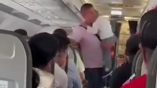 Chuyến bay bị hoãn vì toàn bộ hành khách đòi đuổi 1 bé trai xuống máy bay, nguyên do sự việc bất ngờ được ủng hộ  - Ảnh 3.