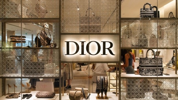 Tranh cãi nảy lửa: Dior sản xuất túi hiệu với giá chỉ 1,4 triệu đồng, vào store gắn tag 70 triệu đồng - Ảnh 1.