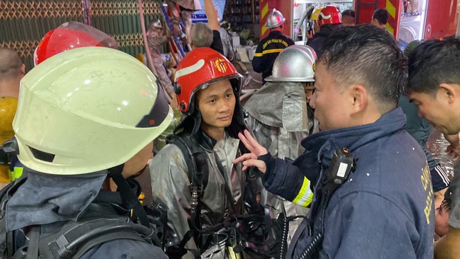 Hình ảnh người lính cứu hỏa nỗ lực chữa cháy ngôi nhà 6 tầng trên phố Định Công Hạ - Ảnh 7.
