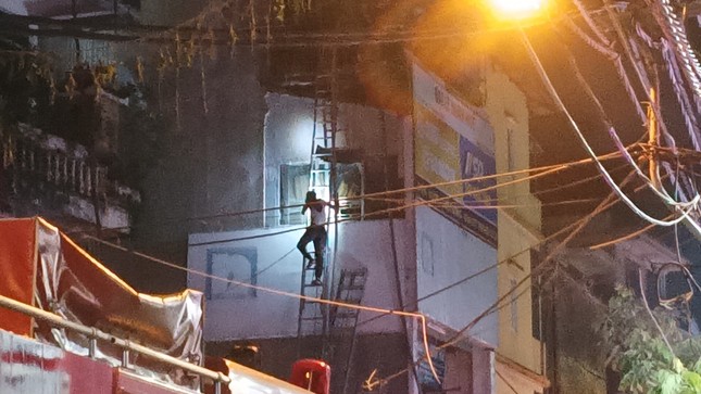 Hình ảnh người lính cứu hỏa nỗ lực chữa cháy ngôi nhà 6 tầng trên phố Định Công Hạ - Ảnh 6.
