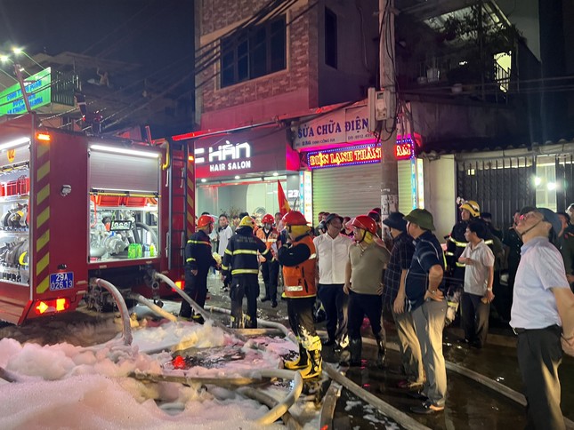 Hình ảnh người lính cứu hỏa nỗ lực chữa cháy ngôi nhà 6 tầng trên phố Định Công Hạ - Ảnh 5.