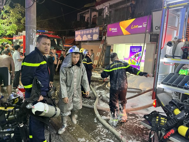 Hình ảnh người lính cứu hỏa nỗ lực chữa cháy ngôi nhà 6 tầng trên phố Định Công Hạ - Ảnh 4.