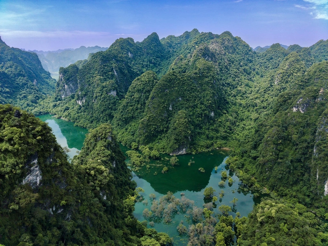 Phát hiện thung lũng hoang sơ cách Hà Nội hơn 100km, du khách ví như kỳ quan thiên nhiên ẩn trong rừng - Ảnh 1.