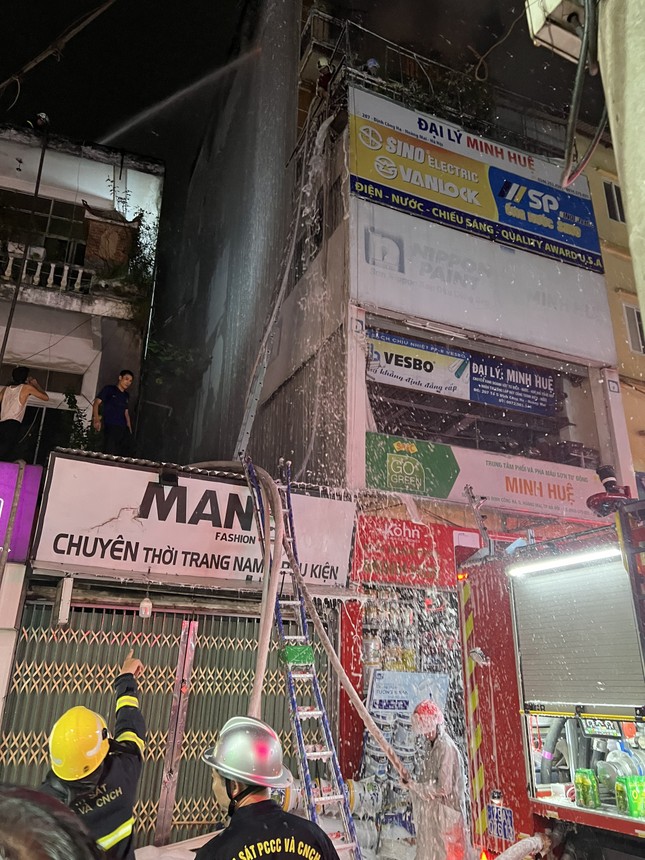 Hình ảnh người lính cứu hỏa nỗ lực chữa cháy ngôi nhà 6 tầng trên phố Định Công Hạ - Ảnh 3.