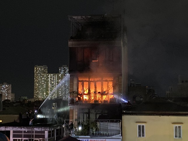 Hình ảnh người lính cứu hỏa nỗ lực chữa cháy ngôi nhà 6 tầng trên phố Định Công Hạ - Ảnh 2.