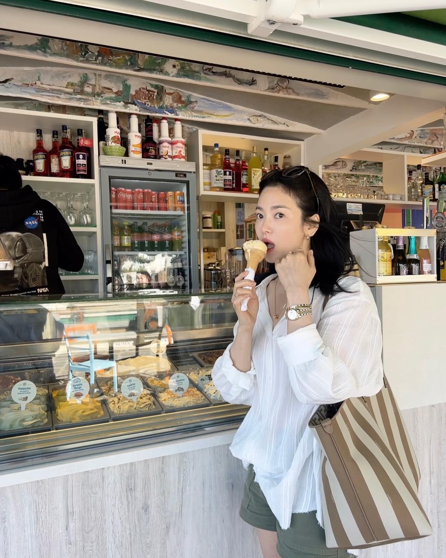 Song Hye Kyo luôn đẹp đỉnh cao khi diện áo sơ mi trắng, gợi ý 10 cách phối đồ cho mọi độ tuổi - Ảnh 1.