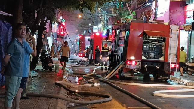 Hình ảnh người lính cứu hỏa nỗ lực chữa cháy ngôi nhà 6 tầng trên phố Định Công Hạ - Ảnh 1.