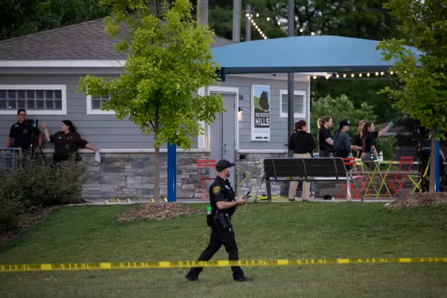 Nổ súng ở công viên nước khu vực Detroit: Số người bị thương tăng lên 9, nghi phạm tự sát - Ảnh 1.