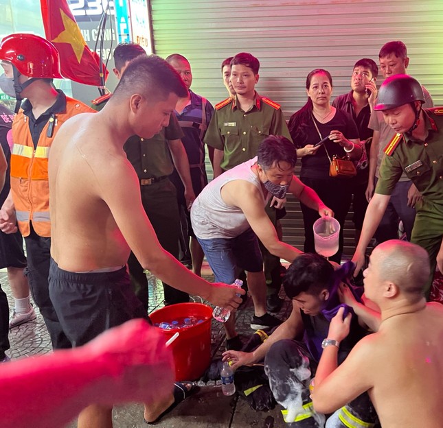 Hình ảnh người lính cứu hỏa nỗ lực chữa cháy ngôi nhà 6 tầng trên phố Định Công Hạ - Ảnh 13.