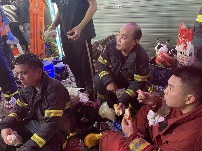 Hình ảnh người lính cứu hỏa nỗ lực chữa cháy ngôi nhà 6 tầng trên phố Định Công Hạ - Ảnh 12.
